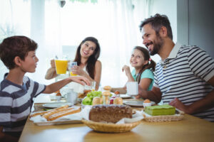 Manfaat Makan Bersama di Meja Makan untuk Anak