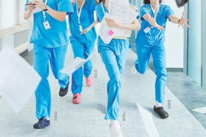 Resident Playbook: Perjalanan Empat Dokter Muda Menembus Tantangan Dunia Medis 9 Resident Playbook: Kisah Seru Dokter Residen Muda di Tengah Realita Dunia Medis