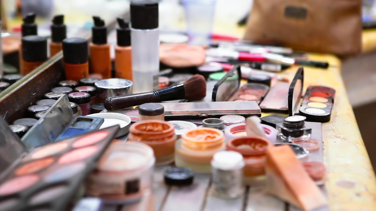 Kosmetik Berbahaya Masuk Salon: Ancaman Lama yang Makin Menggila di 2025 1 Kosmetik Berbahaya Masuk Salon
