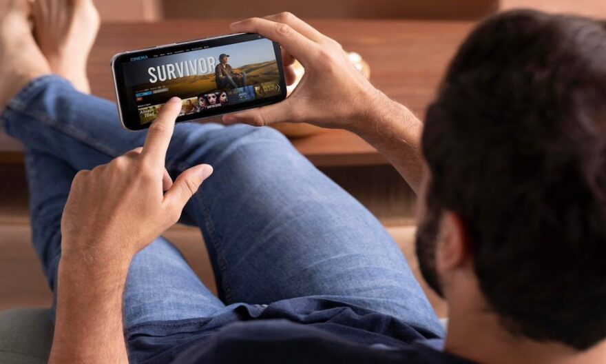 Suka Nonton Film yang Sama Berulang Kali? Psikologi Ungkap 10 Sifat Unikmu!