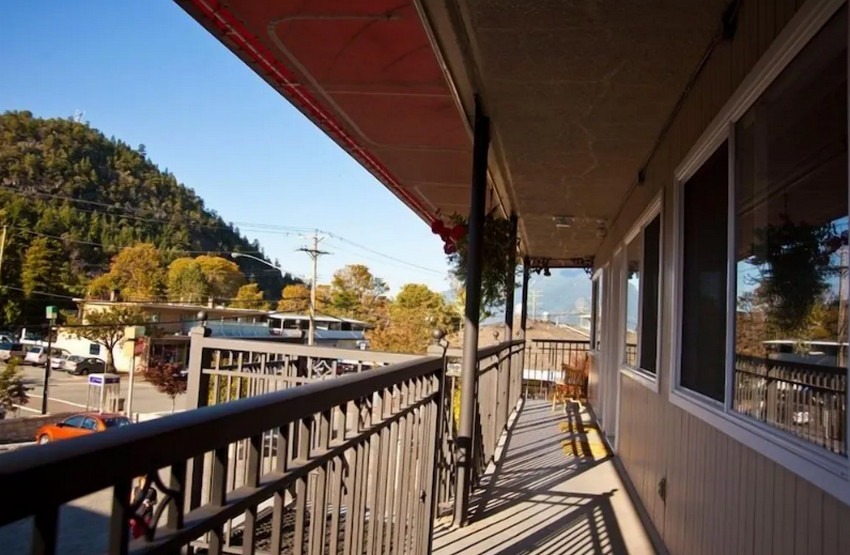 Every Year After Filming Locations: A Complete Guide to Barry's Bay in British Columbia 7 Bay Breeze Motel
